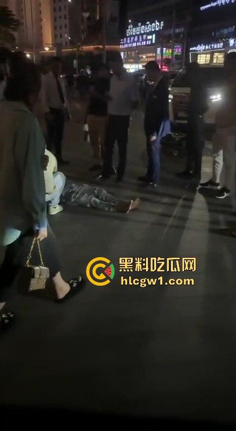 南海门口车祸惨剧！人被撞飞几米远，躺地上抽搐得吓死人，吓得路人魂都飞了！-5