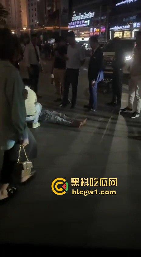 南海门口车祸惨剧！人被撞飞几米远，躺地上抽搐得吓死人，吓得路人魂都飞了！-6