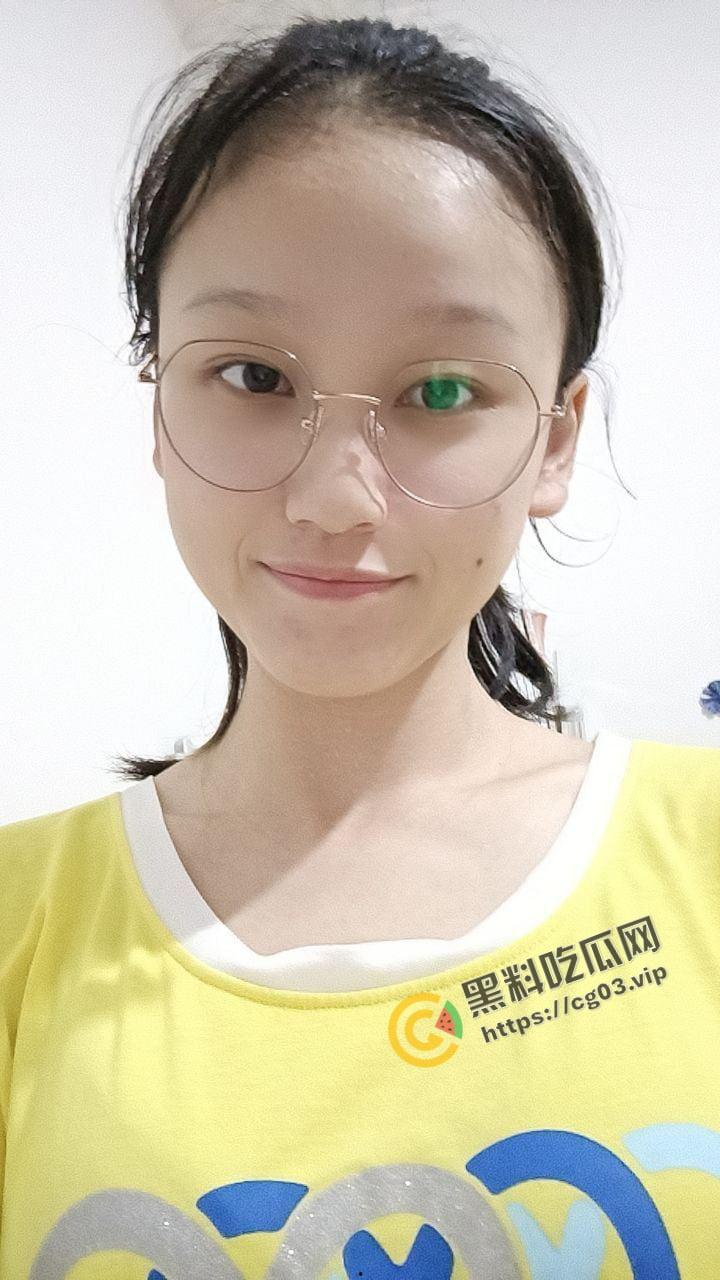 反差婊 带着金丝眼镜的小母狗 被短小无比的小鸡鸡射了满屏  看了有点心疼妹子-1