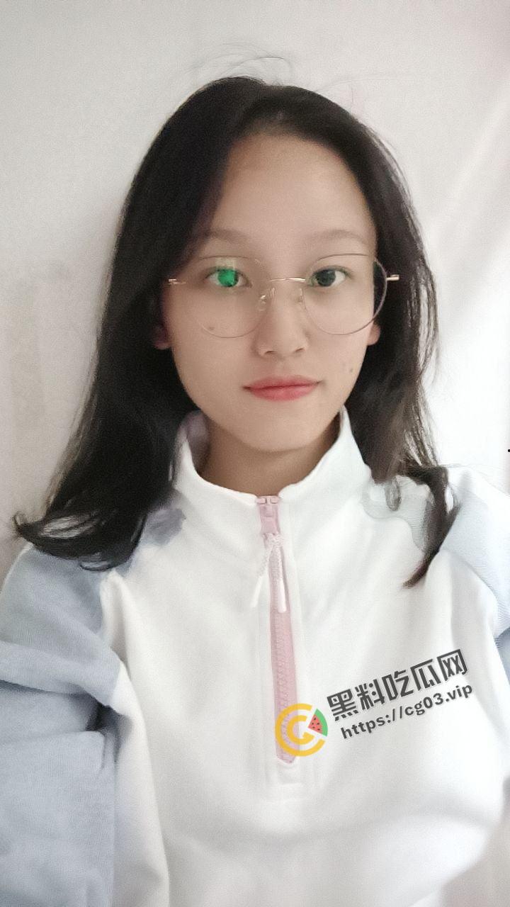 反差婊 带着金丝眼镜的小母狗 被短小无比的小鸡鸡射了满屏  看了有点心疼妹子-2