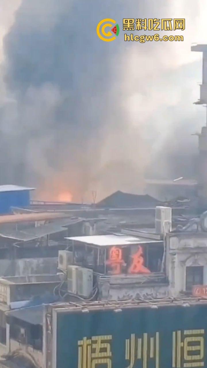 广西梧州老破旧民房突发大火！商铺楼房连串烧 现场黑烟弥漫 街口太窄进不去消防车也无奈-5