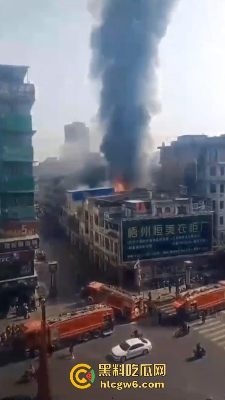 广西梧州老破旧民房突发大火！商铺楼房连串烧 现场黑烟弥漫 街口太窄进不去消防车也无奈-6