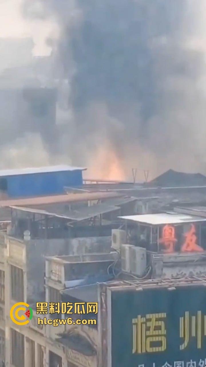 广西梧州老破旧民房突发大火！商铺楼房连串烧 现场黑烟弥漫 街口太窄进不去消防车也无奈-7