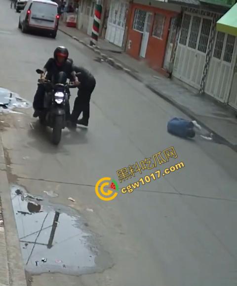 国外街头暗杀现场曝光：男子被暴徒直接爆头，警察瞬间反击，匪徒命丧街头，剩者逃窜，命运堪忧-4