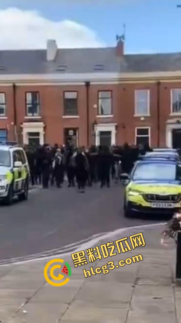 英国移民集会冲突升级：武装移民群体街头抗议引发暴力冲突！-4