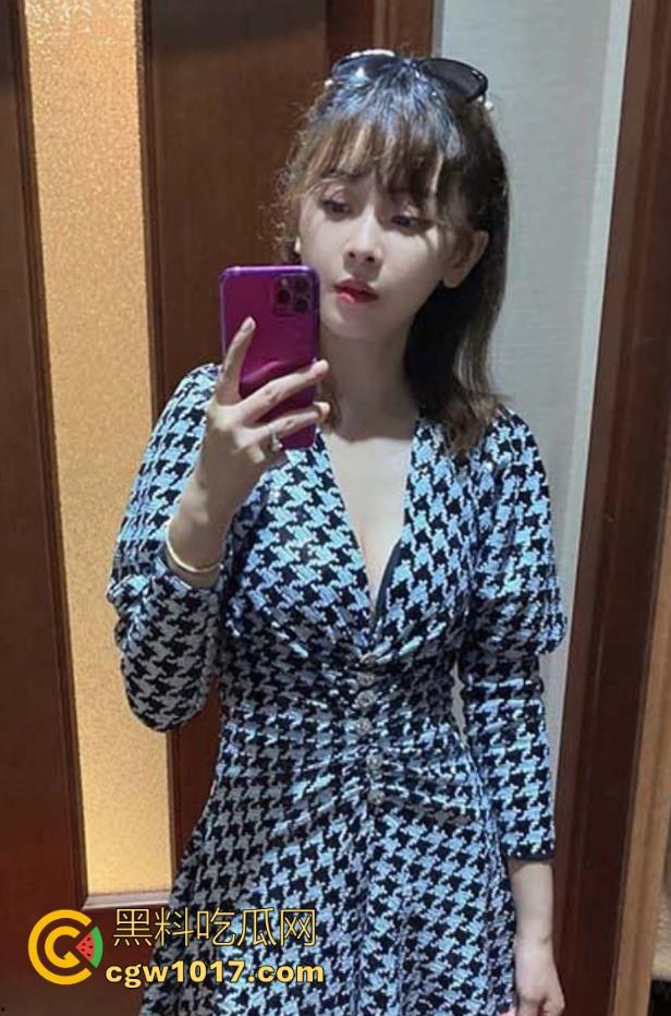 海角乱伦！妈妈深夜旗袍诱惑，女上骑乘榨精，手里捧着儿子射在嘴里流出的精液，看向倒头就睡的儿子后陷入了沉思！-2