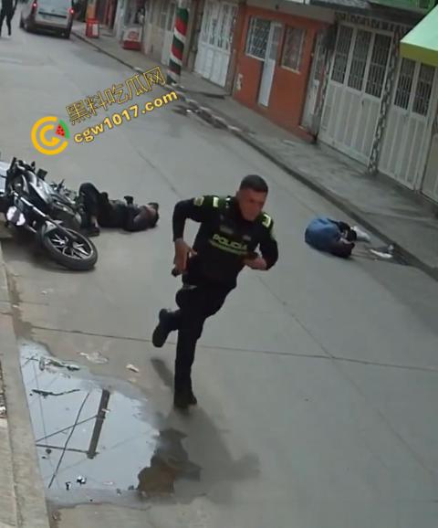 国外街头暗杀现场曝光：男子被暴徒直接爆头，警察瞬间反击，匪徒命丧街头，剩者逃窜，命运堪忧-9