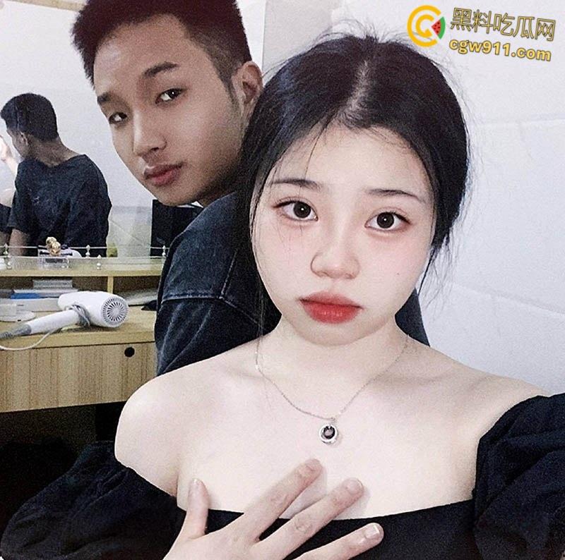 湖南巨乳绿播【刘文琪】为爱下海，清纯甜妹为绿帽男友，直播脱衣骚舞勾引金主，胸前小白兔活蹦乱跳 ！-3