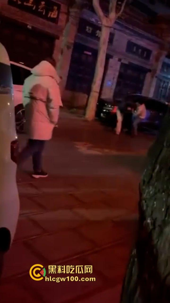 开年大戏！山东泰安原配街头手撕插足小三  渣男为护淫妇将原配按在地上猛扇耳光 现场视频炸裂爆光-2