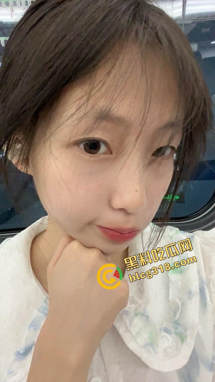 和谐号高铁精虫上脑怎么办?直接带到厕所里口一发,精液在时速220的高铁上喷射在嘴里妙不可言!-2