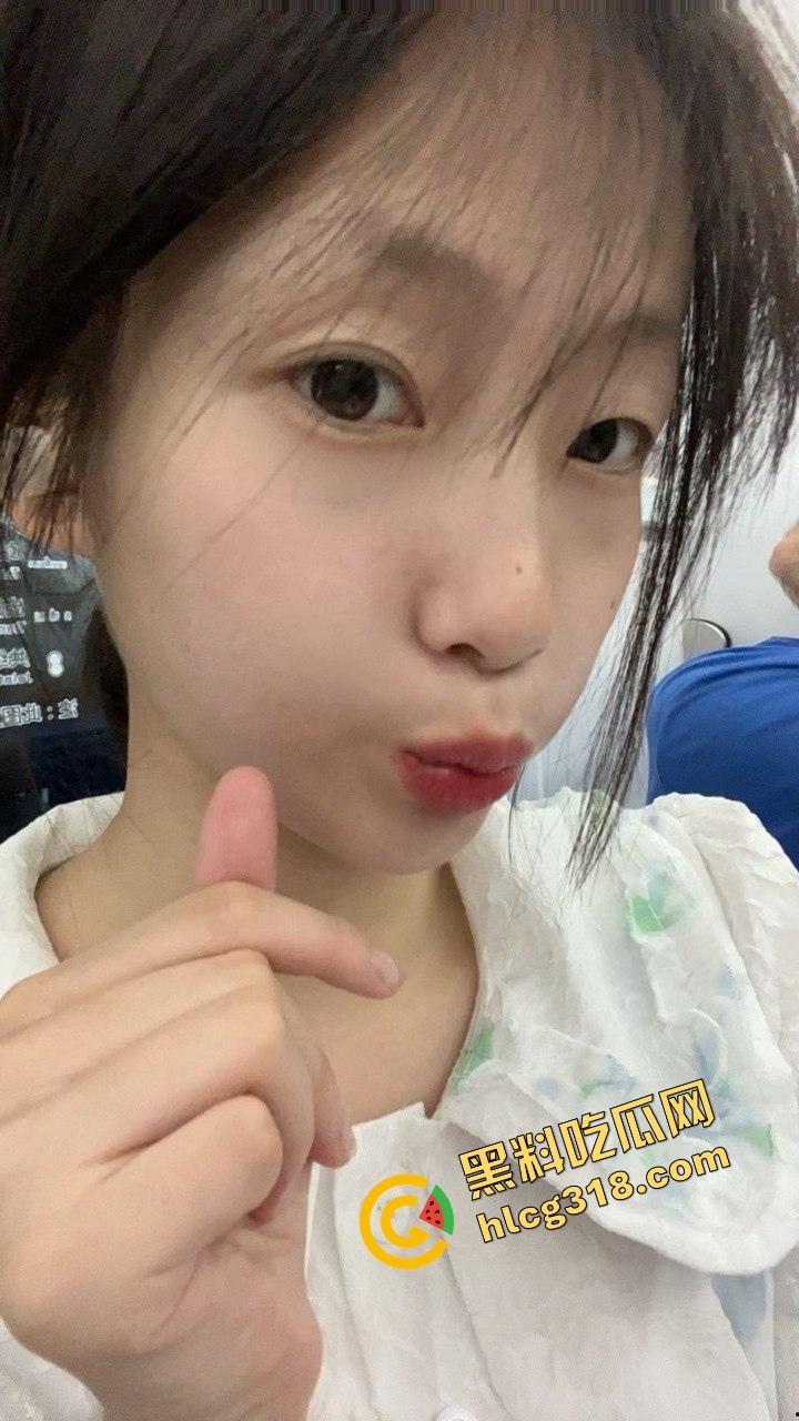 和谐号高铁精虫上脑怎么办?直接带到厕所里口一发,精液在时速220的高铁上喷射在嘴里妙不可言!-4