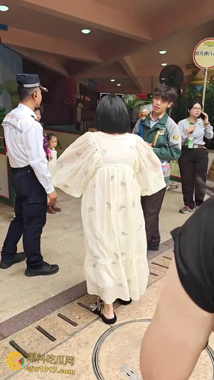 广州长隆野生动物园，长裙美女为狗大闹，不听劝阻当街闹事，怒砸玩具车扔路人，最终被安保人员请出 ！-2