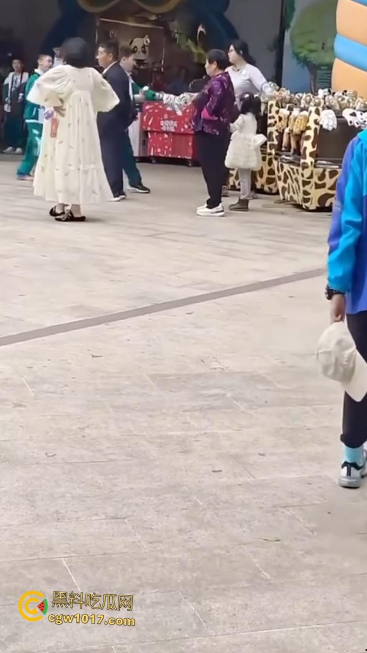 广州长隆野生动物园，长裙美女为狗大闹，不听劝阻当街闹事，怒砸玩具车扔路人，最终被安保人员请出 ！-6