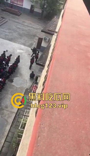 老师手太狠!学生惨遭暴力体罚,简直不是打人,是打出仇来了!-1