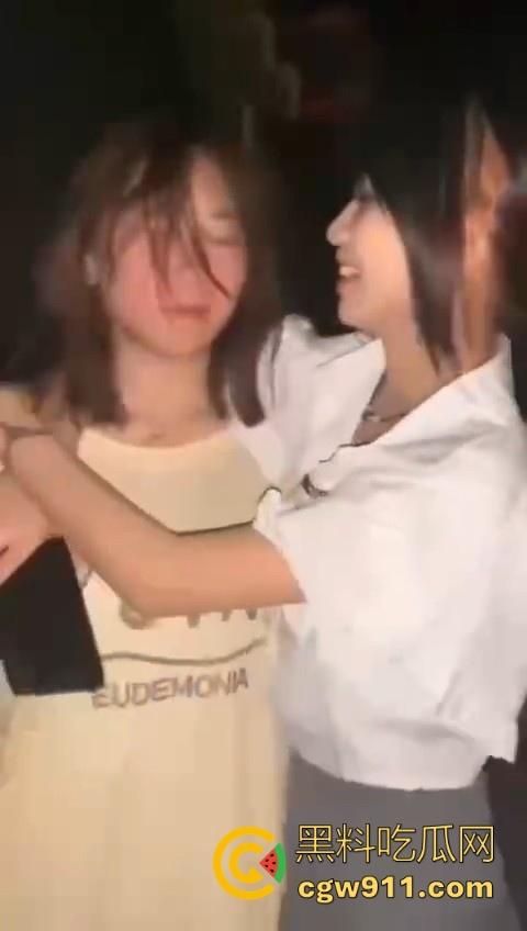 清纯的脸庞下竟然藏着恶毒的心,不知道的还以为是亲密姐妹谈话,没想到是霸凌者的炫耀!-5