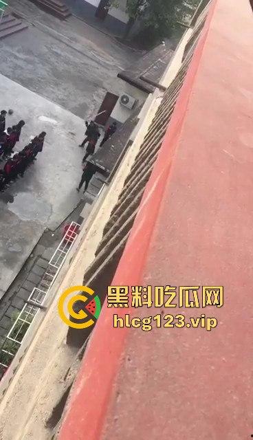 老师手太狠!学生惨遭暴力体罚,简直不是打人,是打出仇来了!-9
