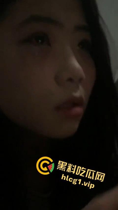 无辜小美女惨遭围堵楼梯间,疯狂围踹画面曝光,血腥至极!-9