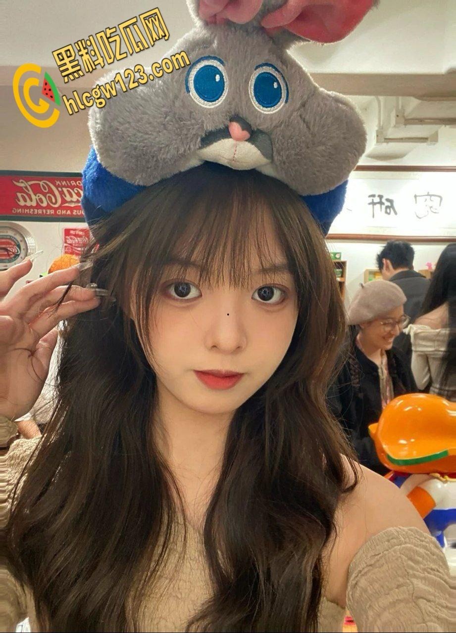 温泉少女榨精记 , 清纯少女潜伏温泉内勾引男人 , 性感酮体直吞大屌 !-1