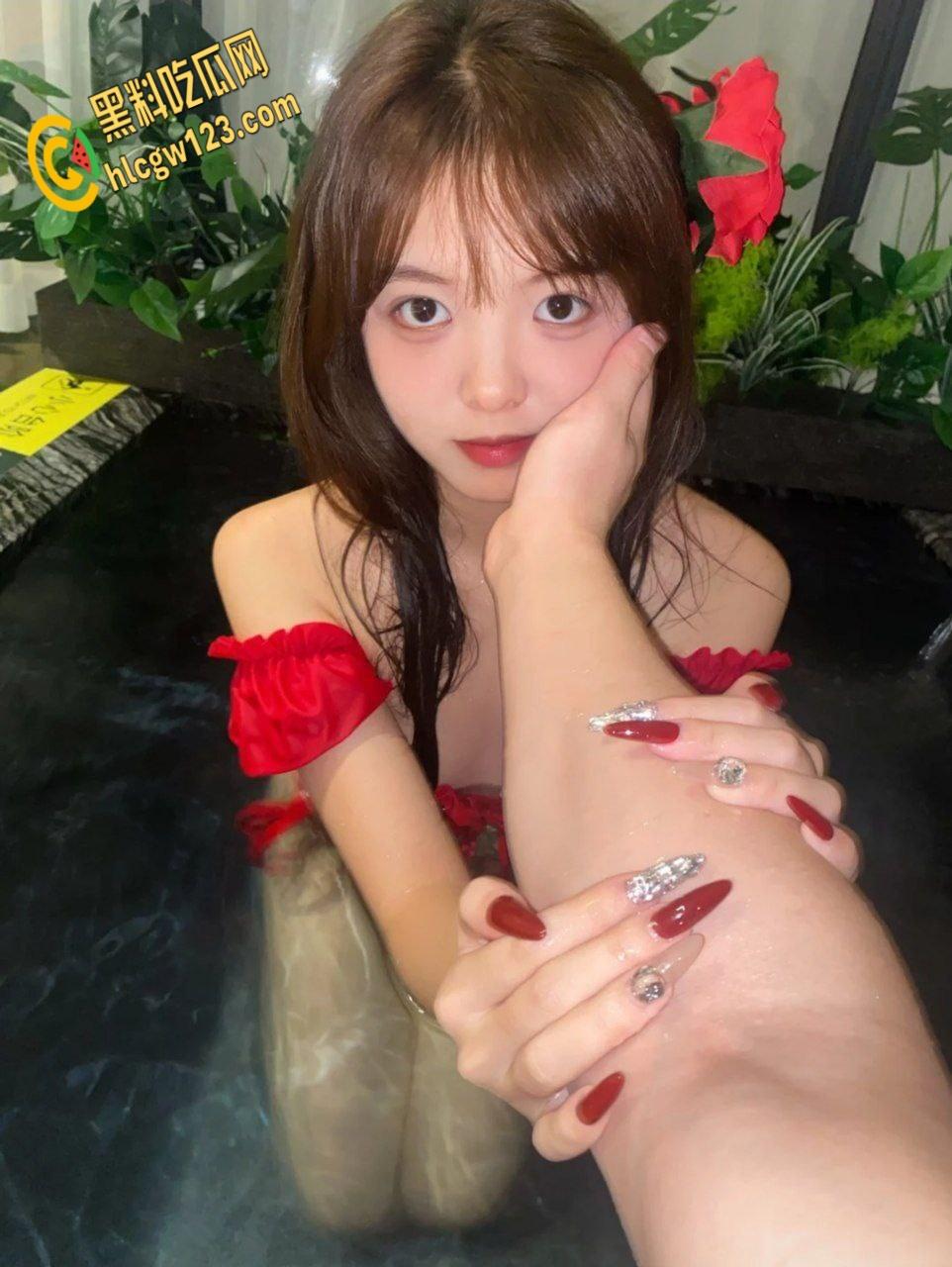 温泉少女榨精记 , 清纯少女潜伏温泉内勾引男人 , 性感酮体直吞大屌 !-4