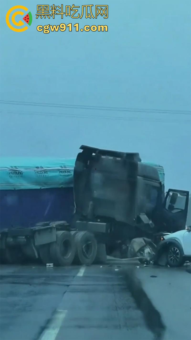 十一期间最惨烈车祸，G45大广高速河北威县路段，大货车与多辆小汽车，发生严重碰撞，油箱都爆了！-6