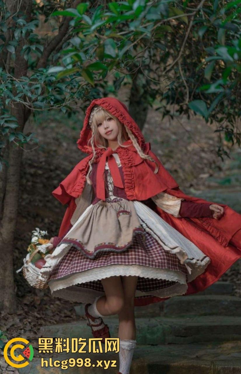 福利姬【咬一口兔娘ovo】户外小红帽捆绑写真，尺度大到离谱！大灰狼来了先吃上面还是下面？-4