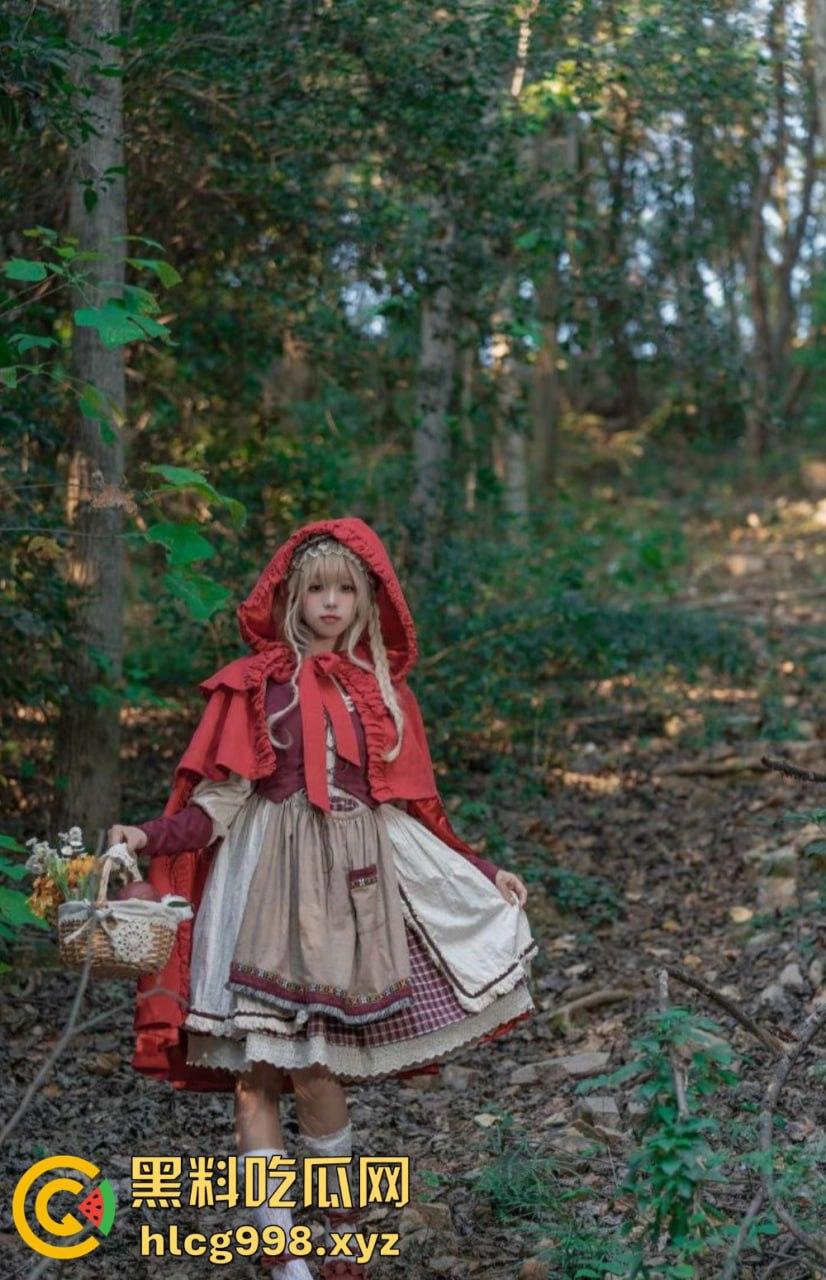 福利姬【咬一口兔娘ovo】户外小红帽捆绑写真，尺度大到离谱！大灰狼来了先吃上面还是下面？-29