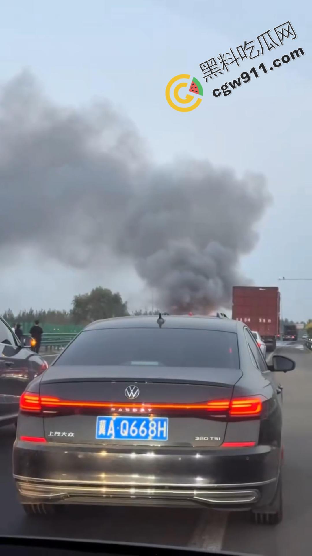 京哈G1高速车祸现场视频！两车追尾瞬间燃起烈焰，现场惨状挥之不去，令人心惊！-1