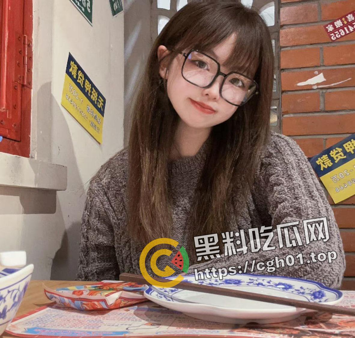 可爱无敌！四川大学妹子 贷款还不上被调教成甜系母狗 叫声娇嫩让人舍不得草-2