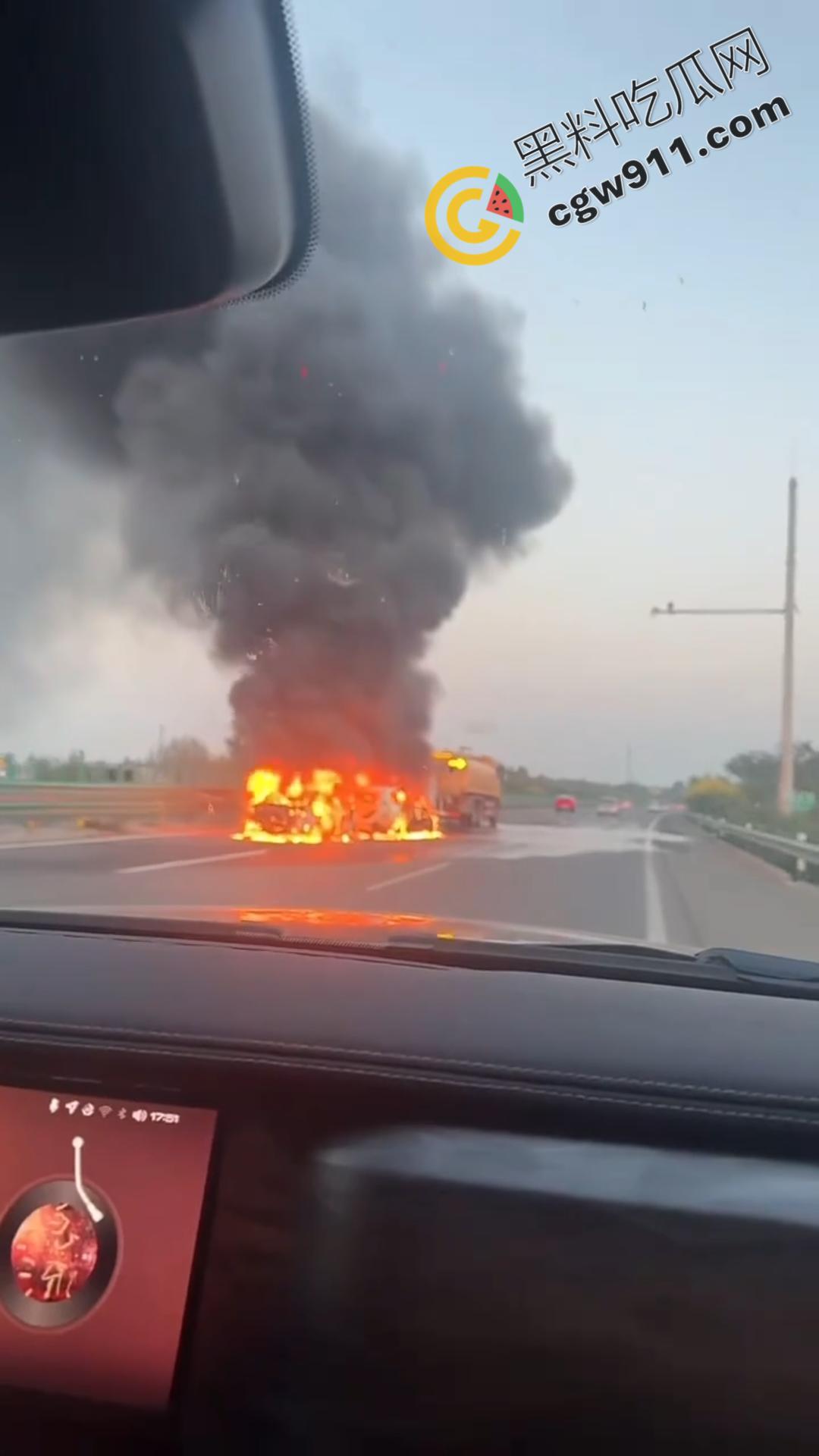 京哈G1高速车祸现场视频！两车追尾瞬间燃起烈焰，现场惨状挥之不去，令人心惊！-7