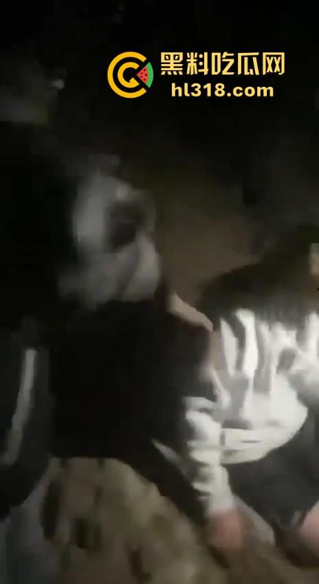 甘肃省定西市岷县多人群殴霸凌视频曝光， 逼其口含避孕套吹泡泡，还像狗一样爬，边爬边殴打！-7