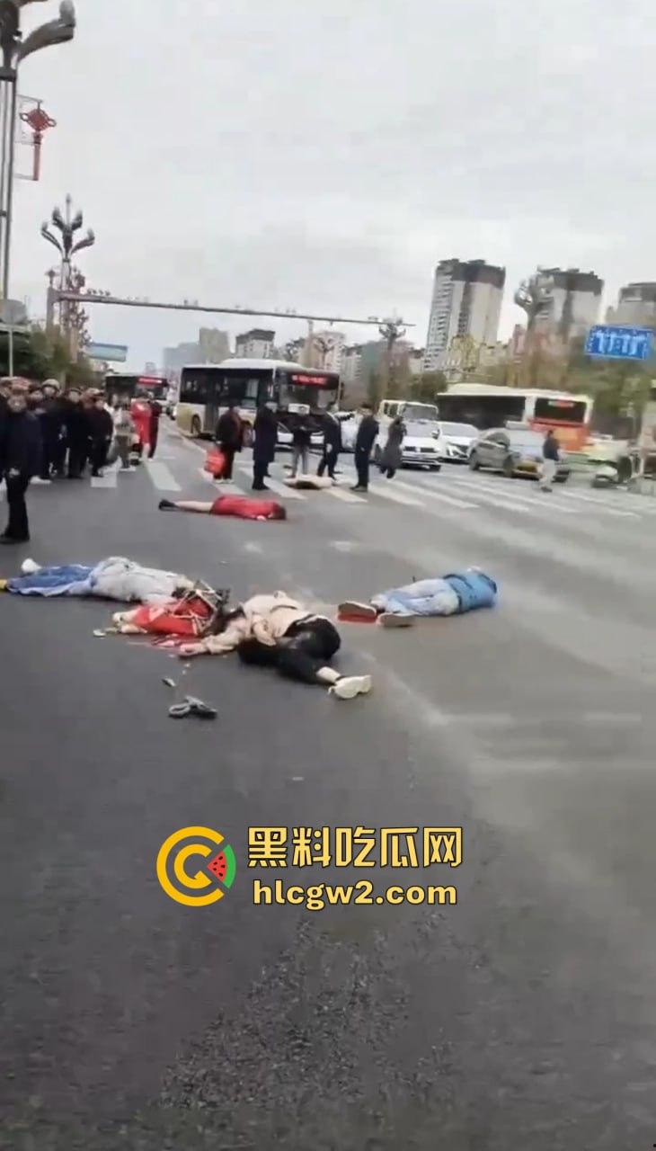 四川内江公交惨剧震惊全城!司机突发疾病酿悲剧,谁来为1死4伤的血泪买单?-11