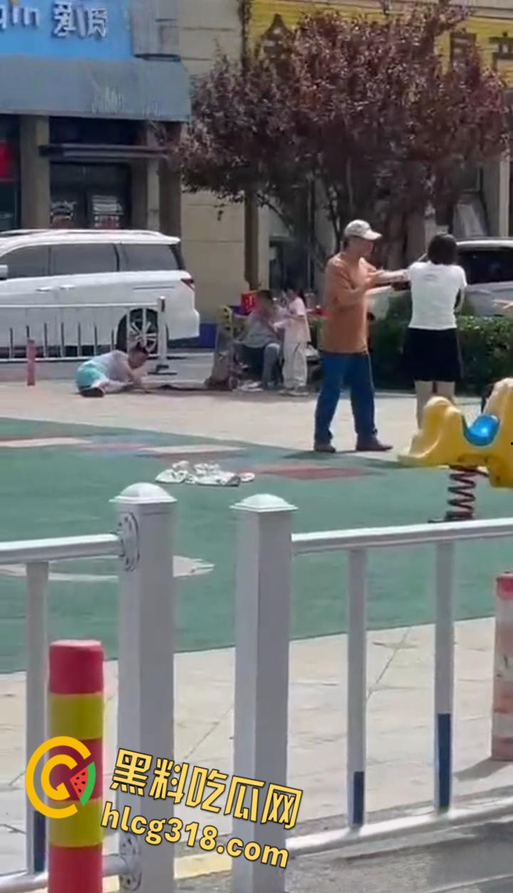 公园小伙子和大爷之间的激战，小伙打不到大爷直接躺地上，大爷一挑三打趴小伙引全场狂笑 ！-5