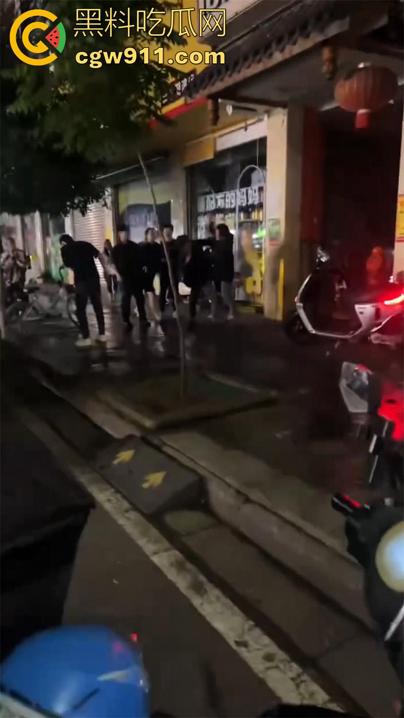 四川简阳挥刀砍人事件，儿子发现女友被老爸操了，带妈妈去捉奸，争吵中抄其附近饭店菜刀砍人！-6