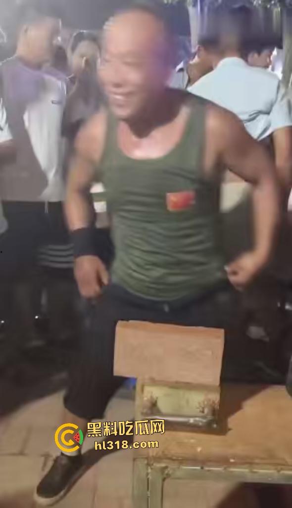 大爷几十年专业劈砖遇良心真砖!狠狠手劈,就是劈不动,大爷说这比我鸡巴还硬啊!-2