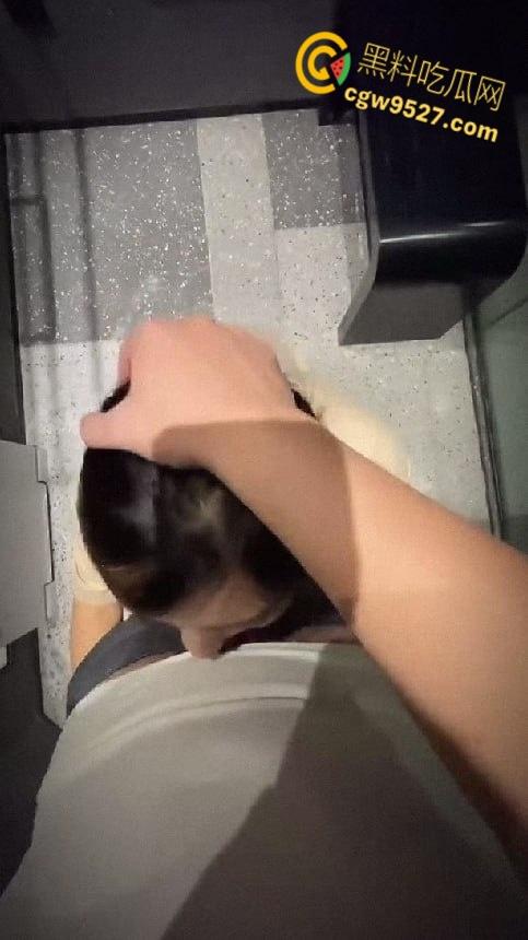 杭州空瓶子酒吧气氛组【张欣慧】，被社会小伙调教成性奴母狗，还带去给兄弟一起操，真是白瞎了！-6