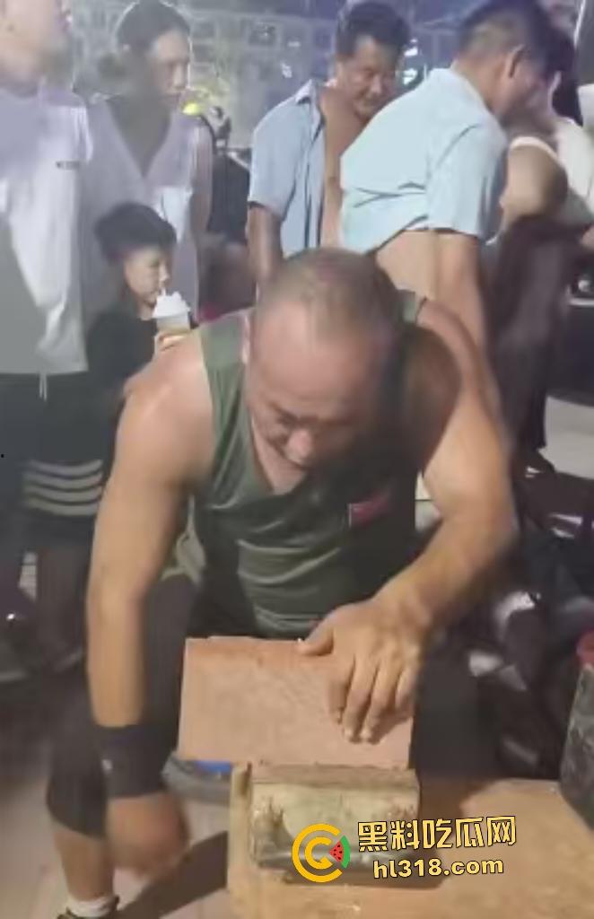 大爷几十年专业劈砖遇良心真砖!狠狠手劈,就是劈不动,大爷说这比我鸡巴还硬啊!-4