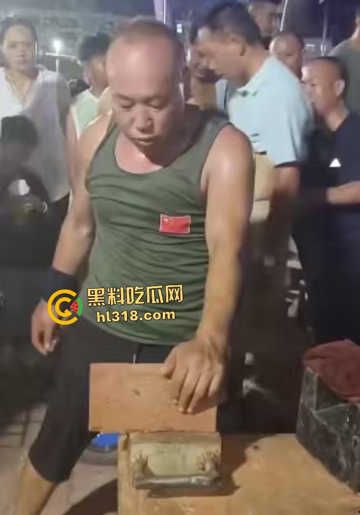 大爷几十年专业劈砖遇良心真砖!狠狠手劈,就是劈不动,大爷说这比我鸡巴还硬啊!-6
