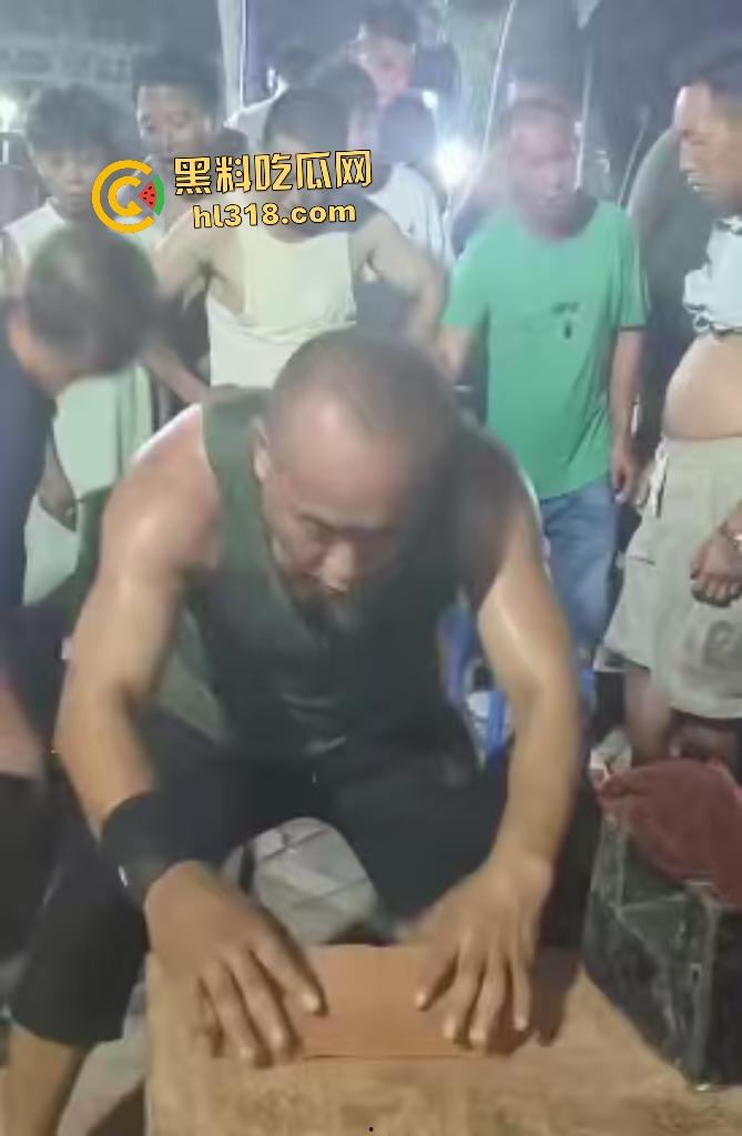 大爷几十年专业劈砖遇良心真砖!狠狠手劈,就是劈不动,大爷说这比我鸡巴还硬啊!-7