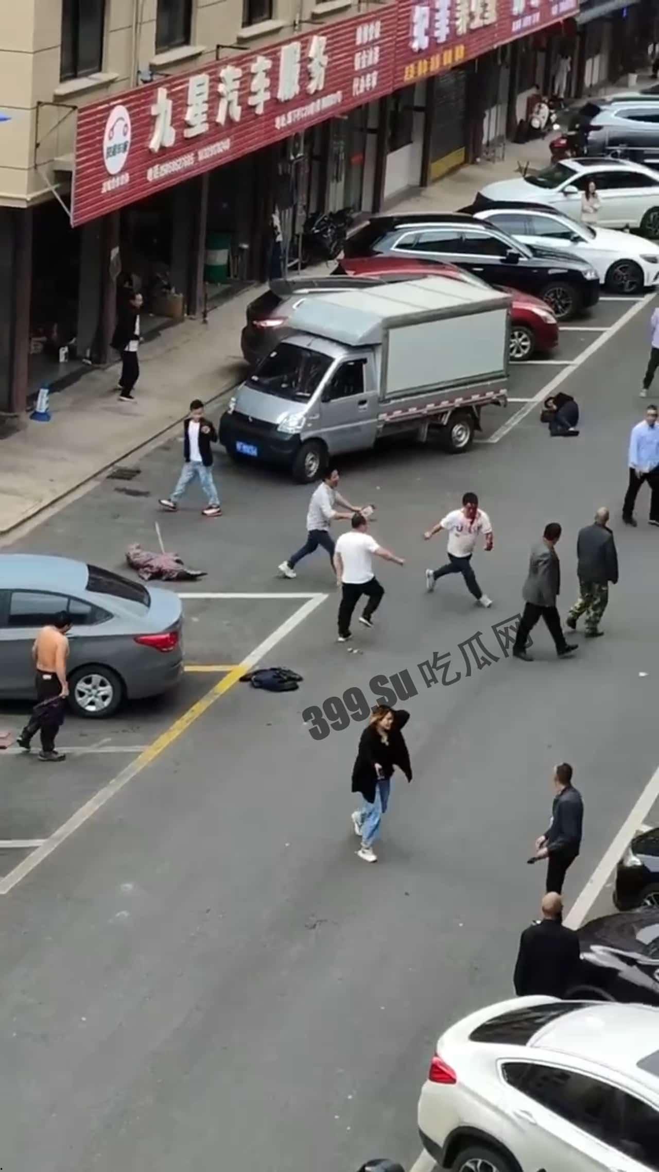 5月7日，浙江金华，男子拿菜刀沿街疯狂追砍一男一女，最后被女子扑倒在地制服，被砍者人没事，砍人男子已抓获-3