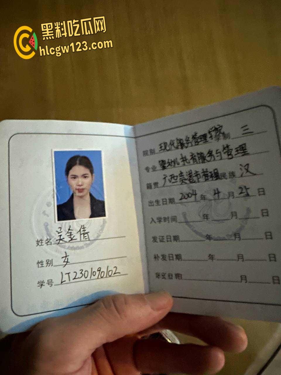 广西贵港04年【吴金倩】,反差骚货翘着屁股等着炮友后入,无套约炮成瘾 !-1