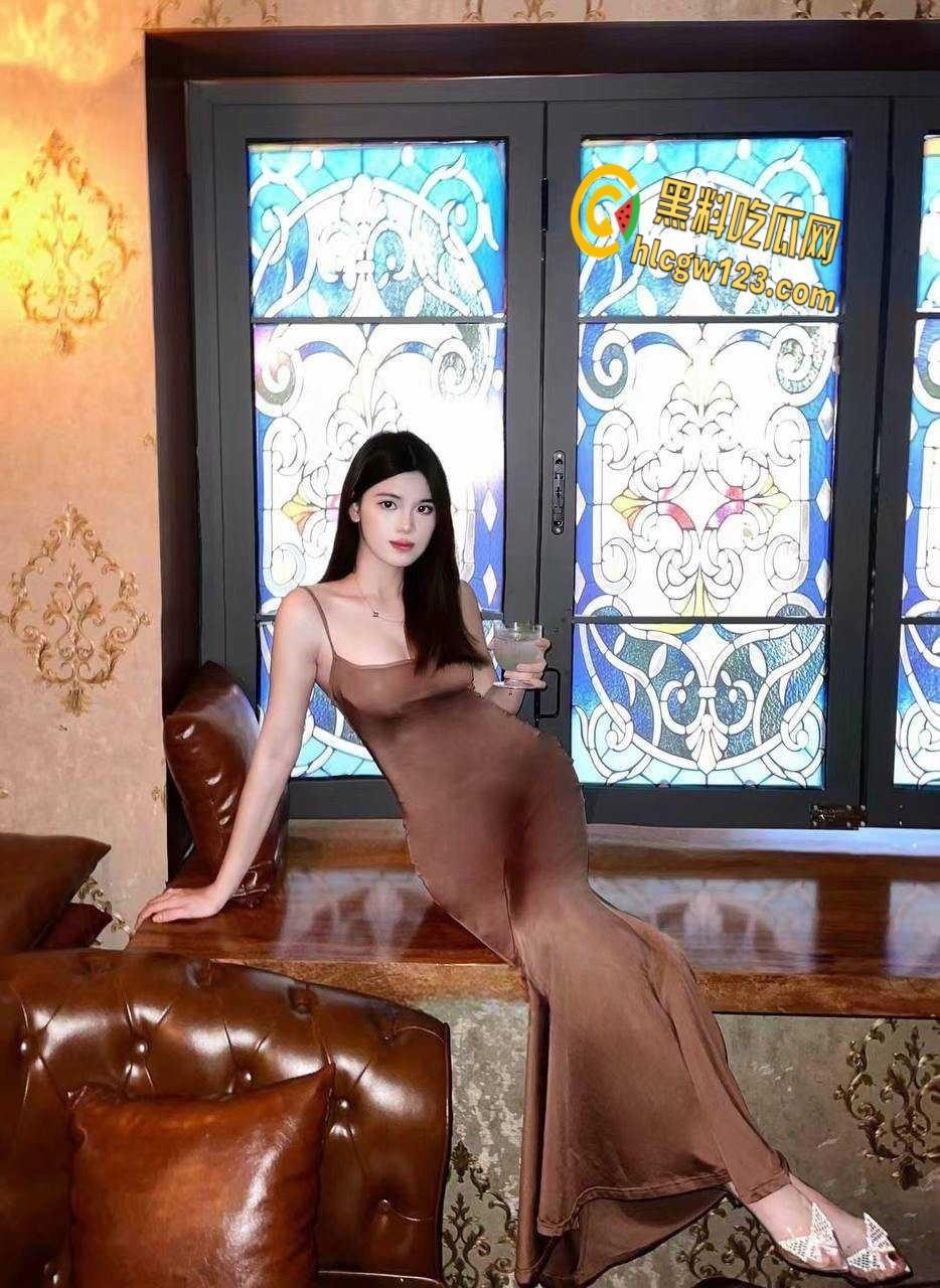 广西贵港04年【吴金倩】,反差骚货翘着屁股等着炮友后入,无套约炮成瘾 !-3