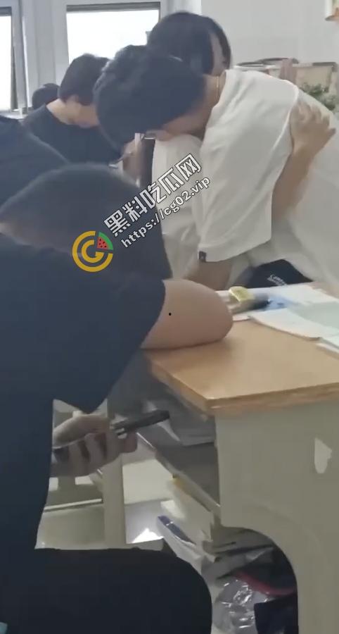 狗男女！教室当着这么多人竟然干起来了？！-4