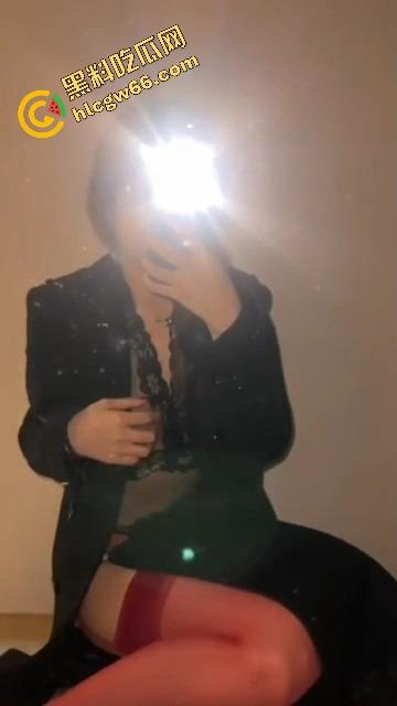 抖音反差婊【liuyue】十五个嘉年华换一晚舔蛋服务，宝格丽酒店伺候金主肾保健舔到崩！-4