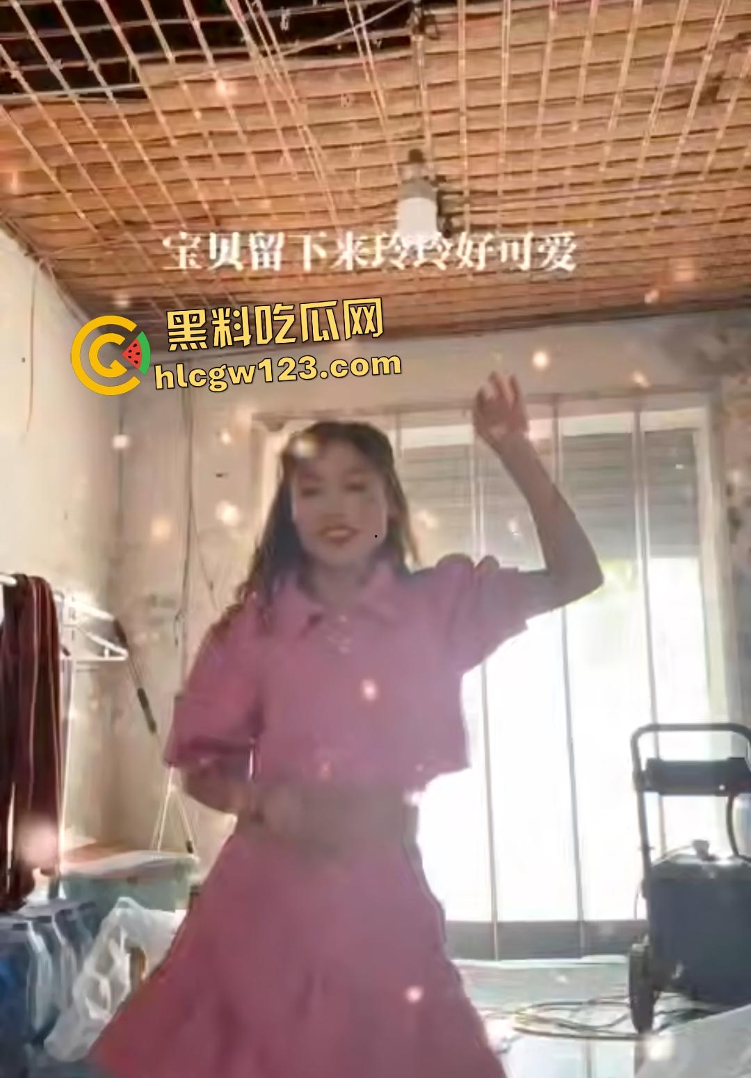 山东菏泽东明县五四路网红【玲玲宝贝】违停罚单后彻底疯魔！爬警车引擎盖大吼被强制拖走-3