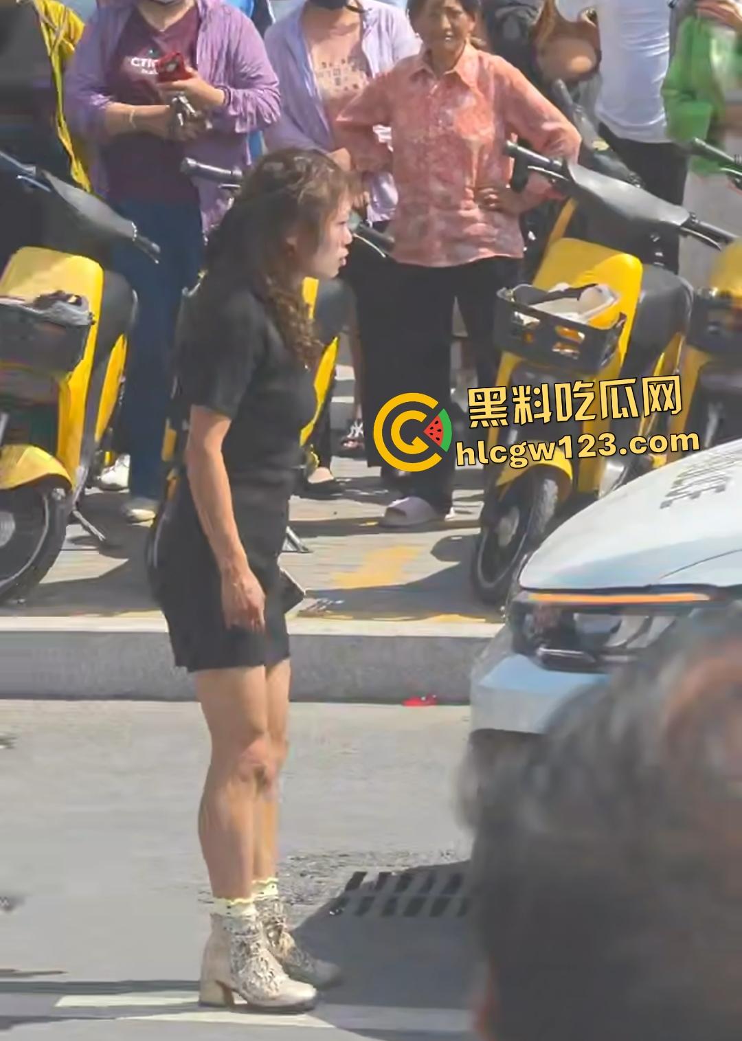 山东菏泽东明县五四路网红【玲玲宝贝】违停罚单后彻底疯魔！爬警车引擎盖大吼被强制拖走-7