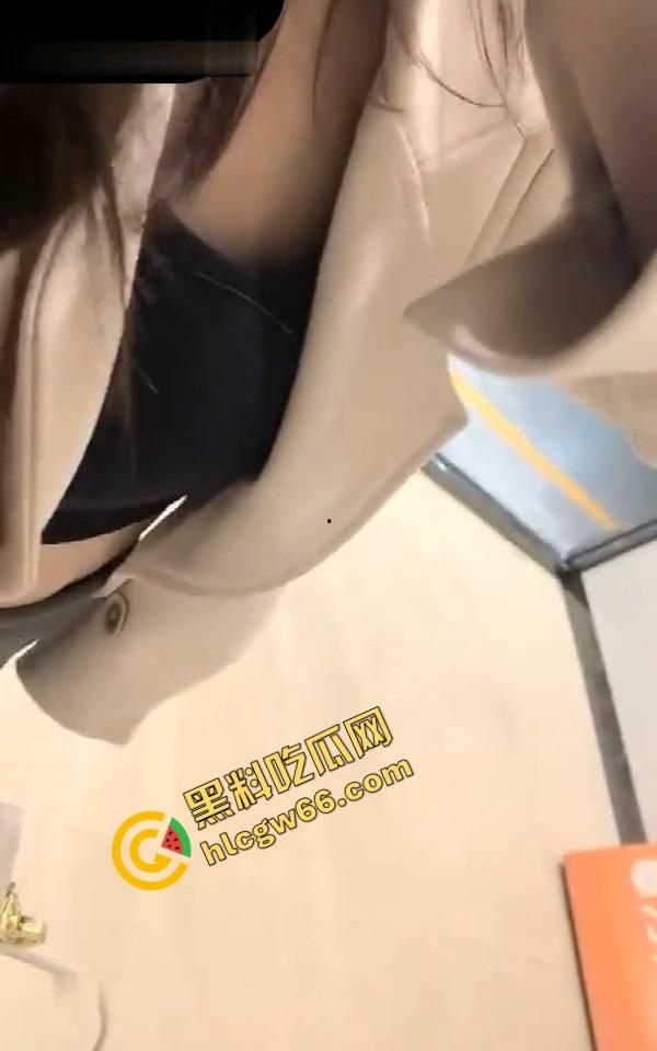 老同学聚会灌醉女同学假送回家拖进迷奸酒店，嫩洞爆草爽到腿抽筋，干得她昏头爽死床上！-2