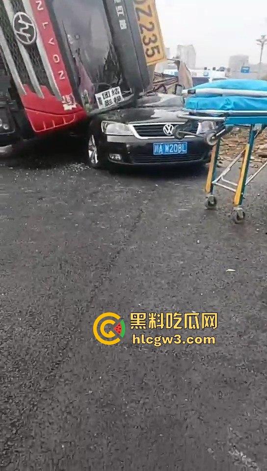 成都郫县渣土车侧翻压塌小轿车,事故致三死一伤,原因疑为小车强行变道!-1