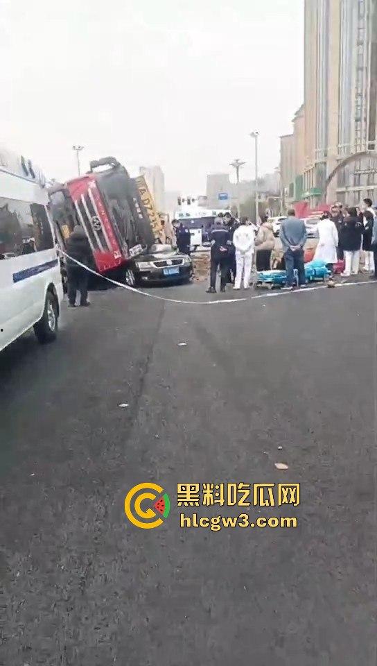 成都郫县渣土车侧翻压塌小轿车,事故致三死一伤,原因疑为小车强行变道!-2