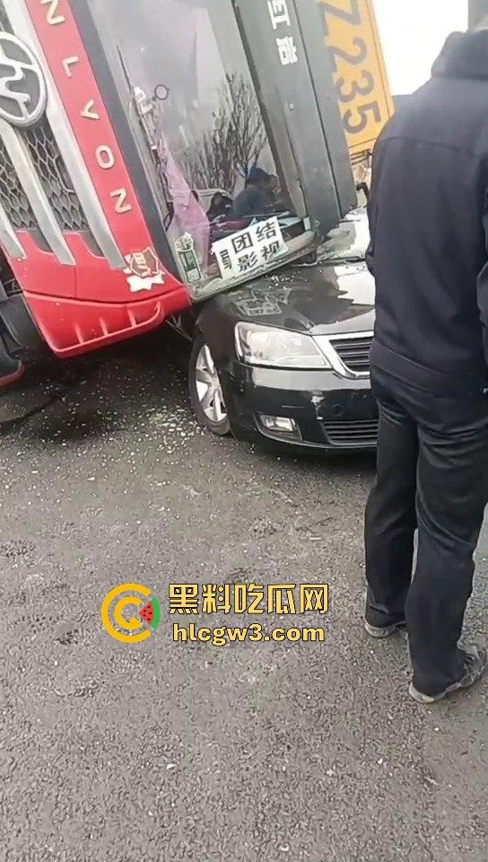 成都郫县渣土车侧翻压塌小轿车,事故致三死一伤,原因疑为小车强行变道!-3