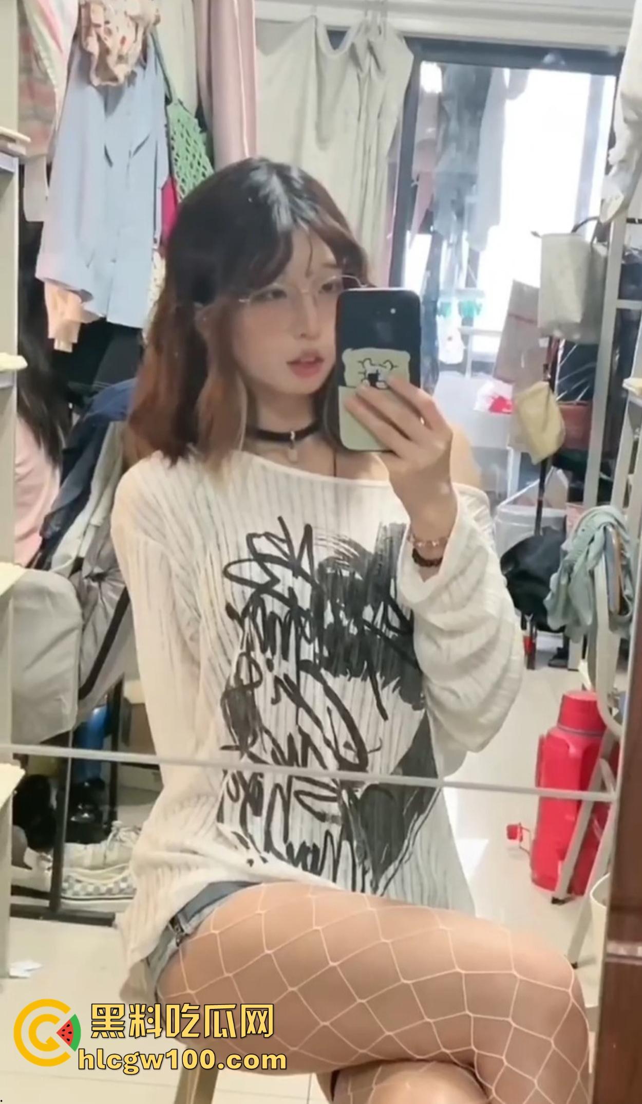 福建大学骚逼【黄美琳】宿舍玩盯射，好好的书不读天天卖榨精素材，有人说她能盯到爽，我是真不懂这爽点在哪？-7